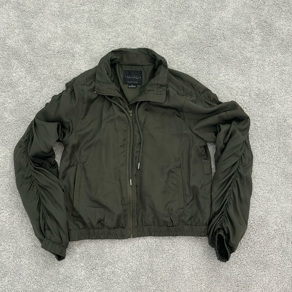 Cropped dark green jacket